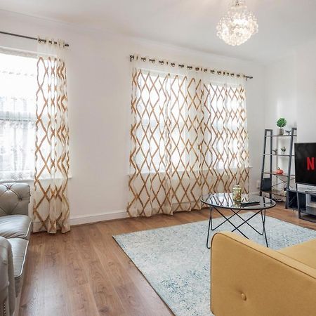 Entire Lovely Family Home With Parking, Wifi, Netflix, Self Check-In London Exterior photo